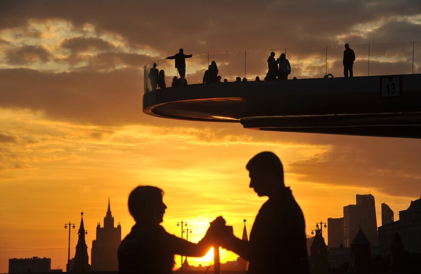 9 сентября 2017 года открылся парк "Зарядье". На месте снесенной в 2006 году гостиницы "Россия" появилось 13 гектаров зелени со всей страны, концертный зал, рестораны и "парящий" над рекой мост. Также в новом парке появились подземная парковка на 430 мест и бесплатный Wi-Fi. Фото: АГН Москва/Любимов Андрей.