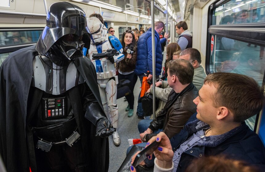 Столичный метрополитен отпраздновал 4 мая день "Звездных войн". Дарт Вейдер и штурмовик проехались в вагоне метро, попытались переманить пассажиров на сторону тьмы, устроили бой на световых мечах и уступили место бабушкам. На станции "Пушкинская" они встретились с принцессой Леей. Там же оркестр исполнил Имперский марш. Фото: АГН Москва/Зыков Кирилл.