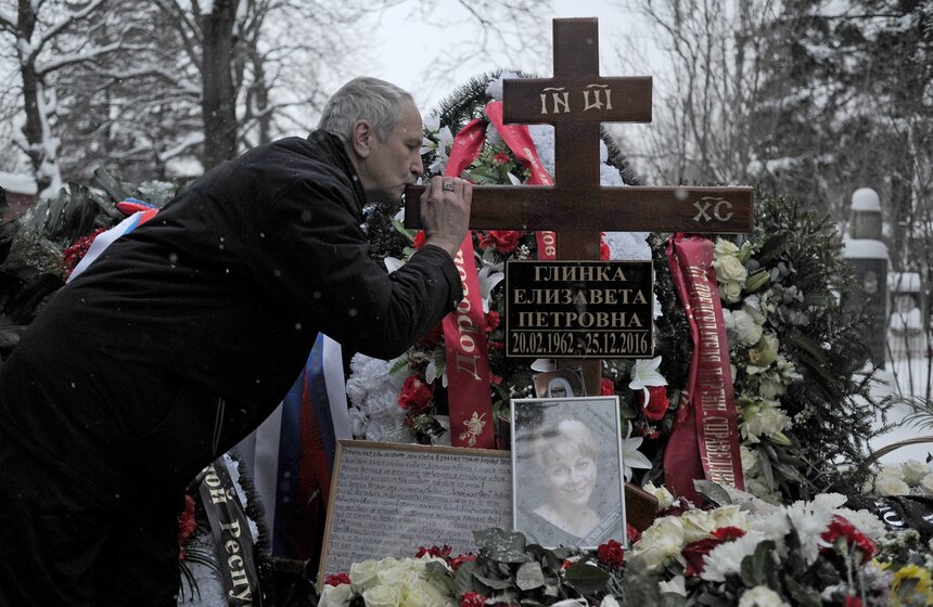 25 декабря 2016 года Елизавета Глинка (Доктор Лиза) погибла в авиакатастрофе под Сочи. Она была общественным деятелем и правозащитницей, а также исполнительным директором Международной общественной организации "Справедливая помощь". Глинку похоронили 16 января на Новодевичьем кладбище. Всего в авиакатастрофе погибло более 70 человек, в том числе исполнители Ансамбля песни и пляски Российской армии имени Александрова. Фото: АГН Москва/Любимов Андрей.