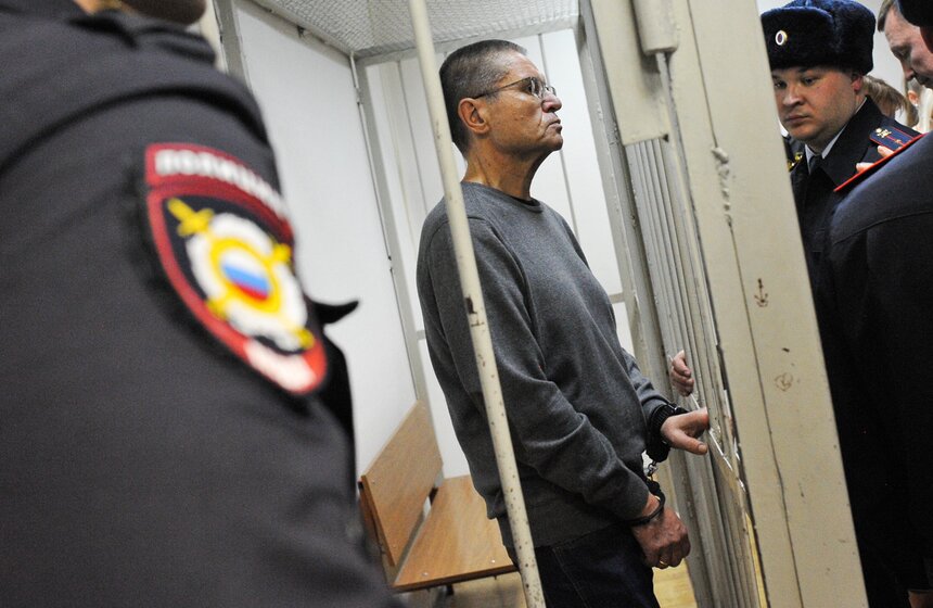 15 декабря Замоскворецкий суд Москвы признал Алексея Улюкаева виновным в получении взятки в особо крупном размере. Следствие установило, что он получил 2 миллиона долларов за положительное заключение министерства касательно приобретения "Роснефтью" госпакета акций "Башнефти". Суд приговорил экс-министра к восьми годам заключения. Кроме того, его обязали выплатить штраф в 130 миллионов рублей. Экс-чиновнику в течение восьми лет запрещено занимать государственные должности. Однако даже после вынесения приговора Улюкаев не признал вины. Фото: АГН Москва/Любимов Андрей.