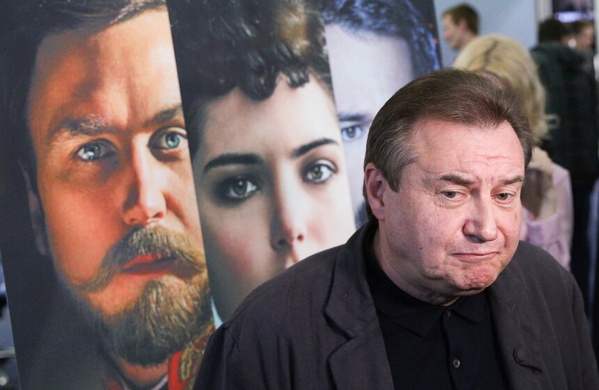 Фильм Алексея Учителя "Матильда", вызвавший столько ожесточенных споров, вышел в прокат 26 октября. Картину, которая оказалась в центре скандалов еще до премьеры, показали в 115 кинотеатрах столицы и более чем в 2 тысячах кинозалов по всей стране. Ни угрозы режиссеру, ни поджоги автомобилей, ни обращения в прокуратуру не помешали показать фильм зрителям. Картина рассказывает об отношениях наследника престола Николая и балерины Матильды Кшесинской. Фото: АГН Москва/Зыков Кирилл.