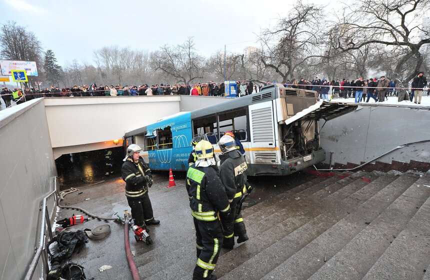25 декабря в районе дома № 3 на Славянском бульваре пассажирский автобус въехал в подземный переход. В результате четыре человека погибли, 11 получили травмы. Следователи возбудили уголовное дело. Семьям жертв ДТП выплатили по 1 миллиону рублей, госпитализированным пострадавшим – по 500 тысяч рублей, а пострадавшим, получившим помощь амбулаторно, – по 100 тысяч рублей. Родным погибших возместят транспортные расходы, связанные с опозна­нием тел и их погребением за пределами Москвы. Фото: АГН Москва/Киселев Сергей.