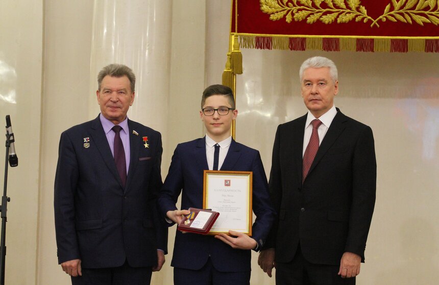 А также ученику шестого класса школы № 1575 Степану Баулину