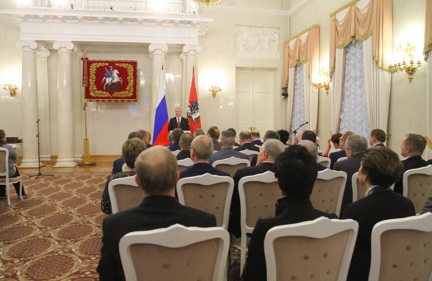 В зале собрались представители самых различных профессий – деятели культуры, работники сферы образования, здравоохранения, жилищно-коммунального хозяйства, транспортного комплекса.