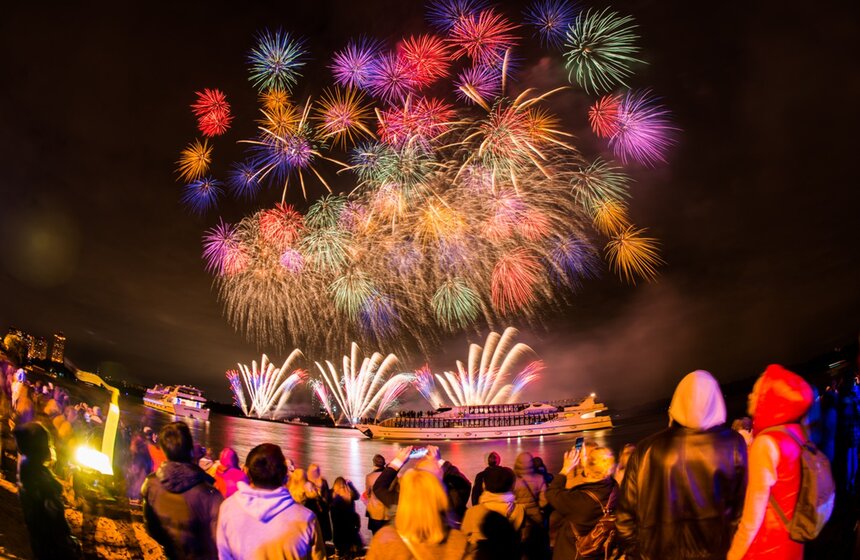 Фестиваль "Круг света" прошел в Москве.<br /><br />https://www.m24.ru/galleries/festivali/14082017/6843