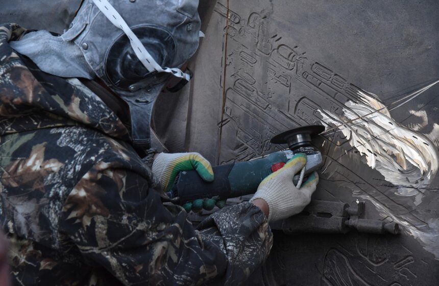Рабочие демонтировали фрагмент барельефа на памятнике Михаилу Калашникову. На барельефе по ошибке разместили чертеж немецкого автомата StG 44.<br /><br />https://www.m24.ru/galleries/festivali/14082017/6828