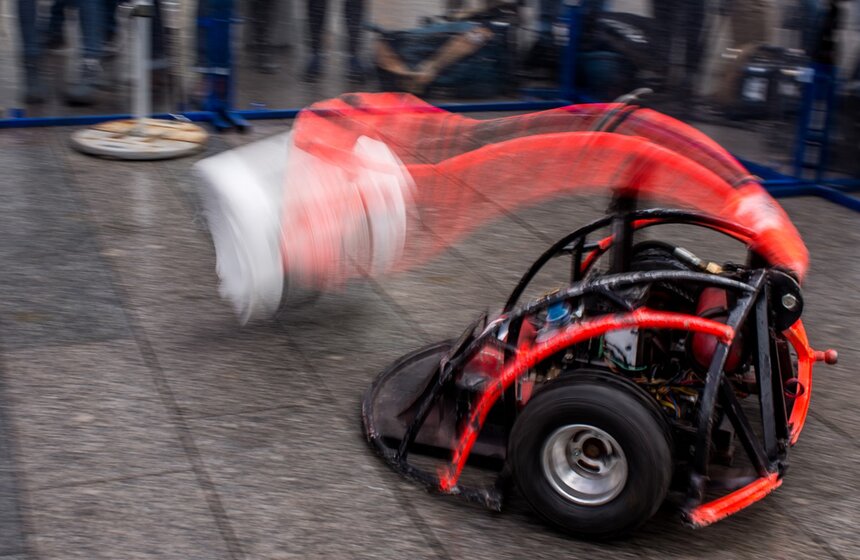 Шоу "Бронебот" прошло на Новом Арбате в столице.<br /><br />https://www.m24.ru/galleries/festivali/14082017/6863