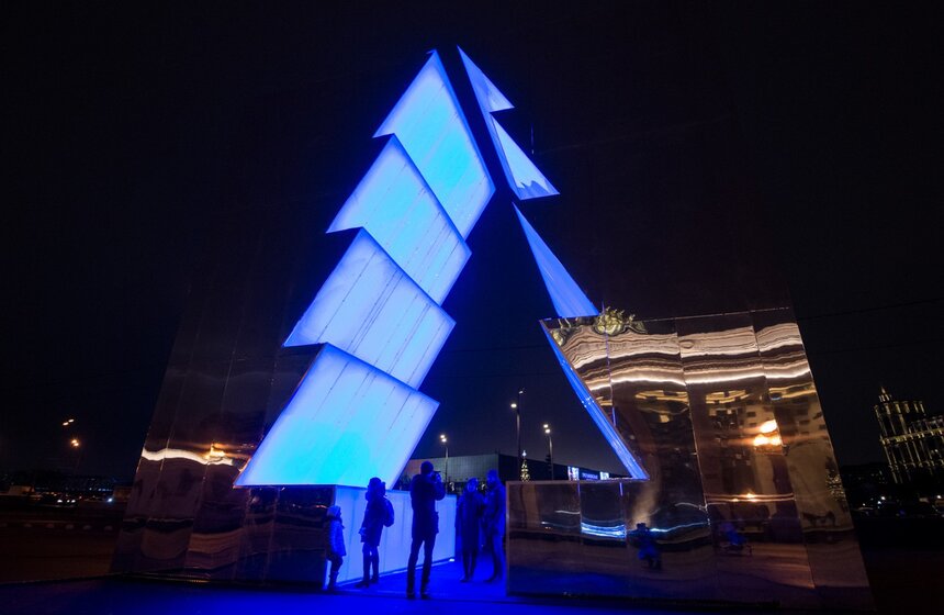 Новогоднюю елку из зеркал и светодиодов открыли в парке Горького.<br /><br />https://www.m24.ru/galleries/festivali/14082017/7004