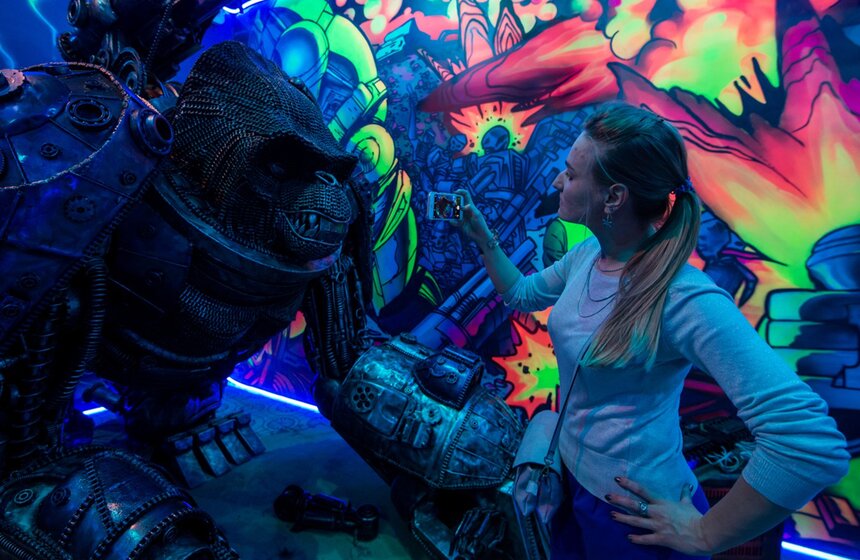 Кибер-елка прошла в Музее Восстания Машин.<br /><br />https://www.m24.ru/galleries/festivali/14082017/6979