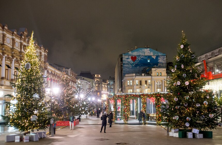 Семь дизайнерских елок украсили площадку "Путешествия в Рождество" на Кузнецком Мосту.<br /><br />https://www.m24.ru/galleries/festivali/14082017/6983?utm_source=CopyBuf