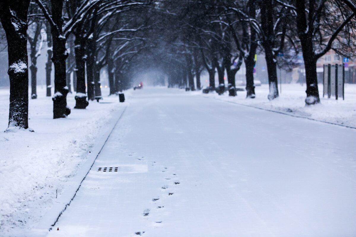 Продолжить снег. Уборка снега. Шел пятый месяц зимы. Хороши снежные зимы. Сугробы в нижнем новгороде.