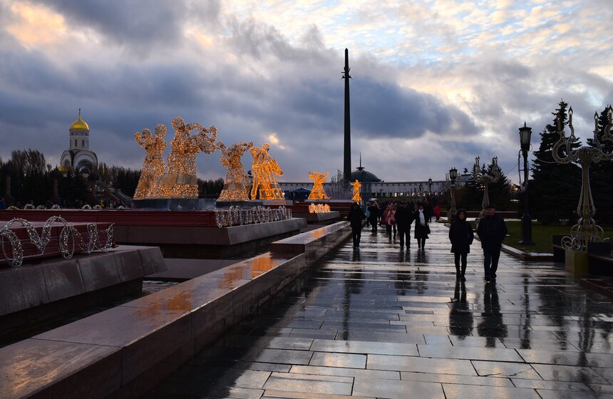 Пары не похожи одна на другую, каждая из них выполняет свои танцевальные па