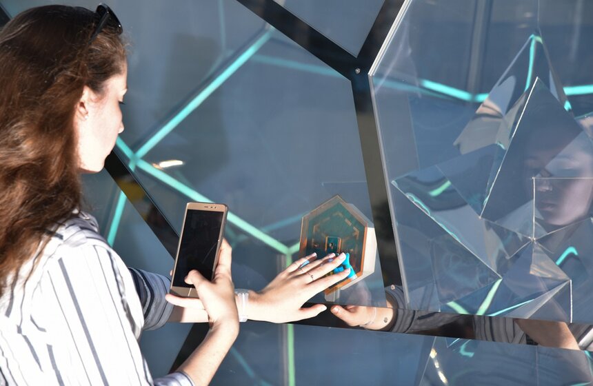 Восьмая ежегодная выставка современного искусства Lexus Hybrid Art открылась на Площади Сити.<br /><br />https://www.m24.ru/galleries/festivali/14082017/6705