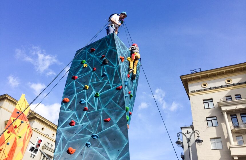 Скалодром в виде башен "Москва-Сити" открылся в День города на Тверской.<br /><br />https://www.m24.ru/galleries/festivali/14082017/6788