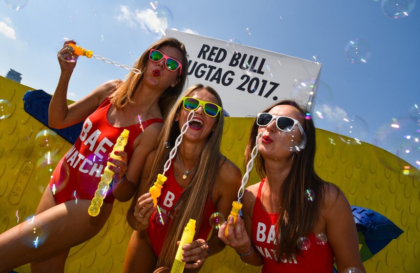 Пятый фестиваль самодельных летательных аппаратов Red Bull Flugtag прошел на Гребном канале в Крылатском.<br /><br />https://www.m24.ru/galleries/festivali/14082017/6697