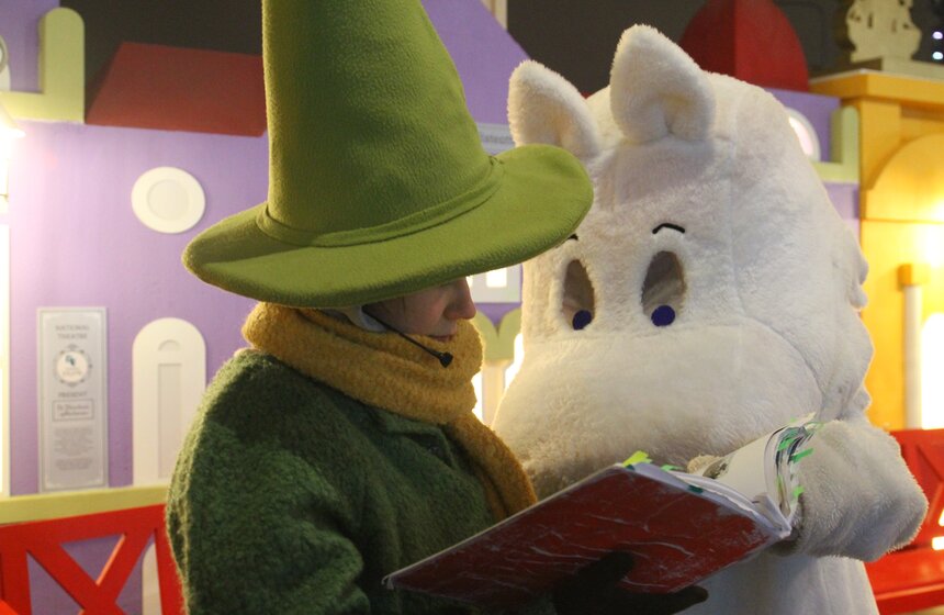 Детей встретили персонажи сказочника Свена Нурдквиста – Петсон и Финдус