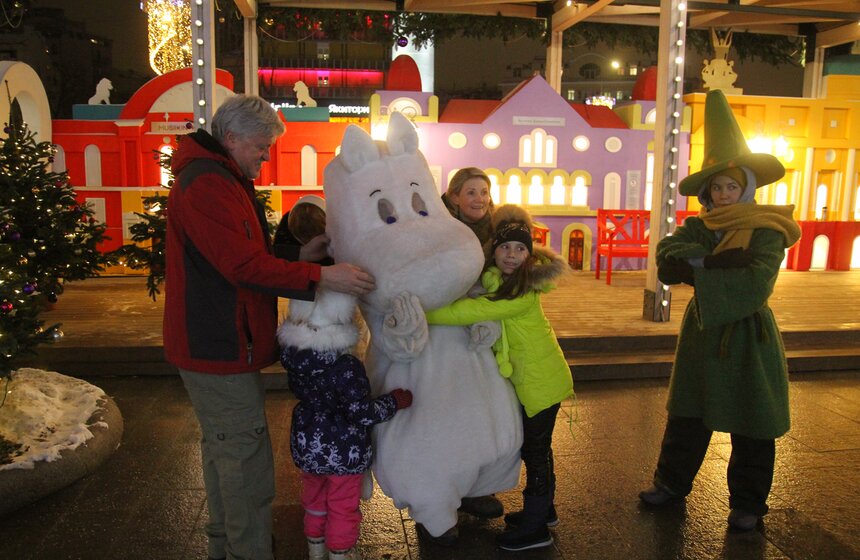 Фермер Петсон и котенок Финдус с удовольствием фотографировались с очарованными действом детьми