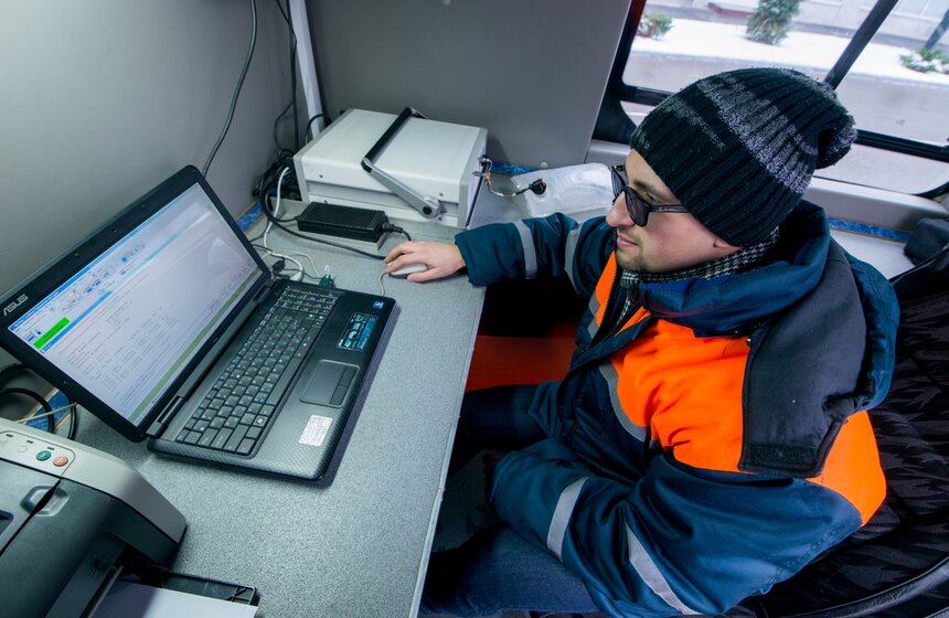 Особая гордость "Мосгаза" – лаборатория службы газового анализа. Оборудование в машине позволяет раскладывать газ на составляющие и давать заключении о наличии того или иного горючего газа в воздухе практически моментально.