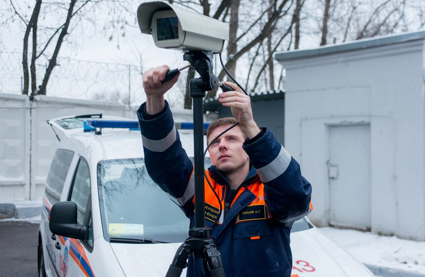 Кроме обычных камер, у специалистов "Мосгаза" есть в распоряжении специальная камера, которая позволяет осматривать газопровод без отключения газа, то есть внутри трубы.