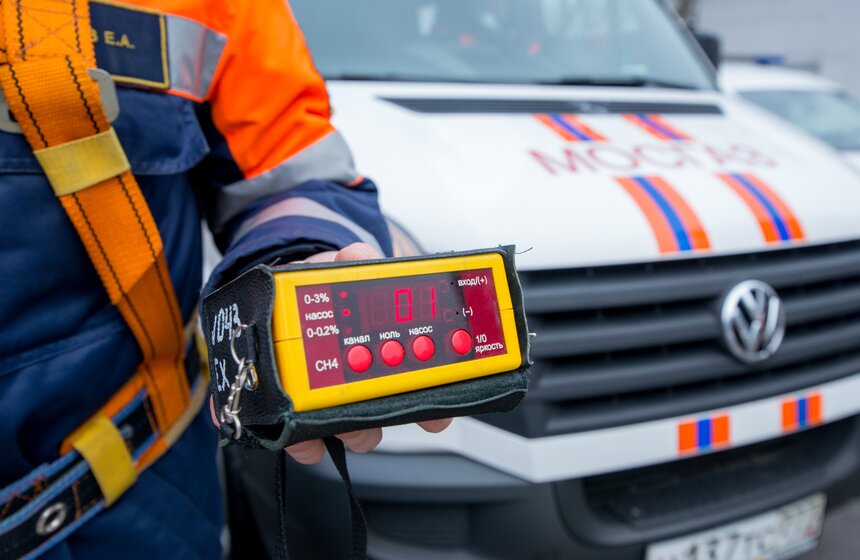 У бригад есть в машине газоанализаторы, которые позволяют определять уровни и наличие сетевого газа в подземных и в надземных коммуникациях. Также у сотрудников есть средства связи, навигатор, способный определить любое запорное устройство в городе с точностью до метра. Недавно бригады оснастили планшетами.