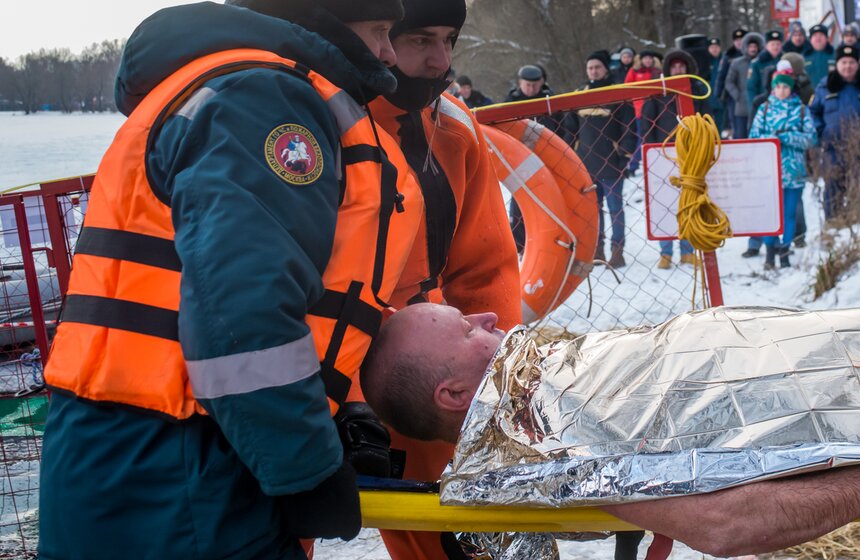 Сами спасатели посоветовали ни в коем случае не употреблять перед погружением алкогольные напитки и подкрепиться углеводистой пищей и горячим сладким чаем.