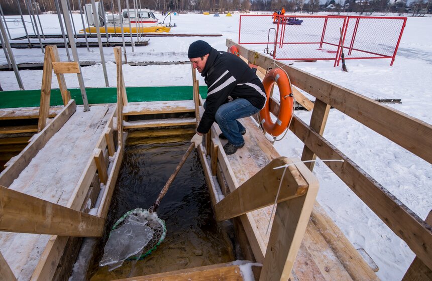 Места крещенских купаний оборудуют палатками для обогрева и переодевания, а также деревянными мостиками для безопасного спуска в воду
