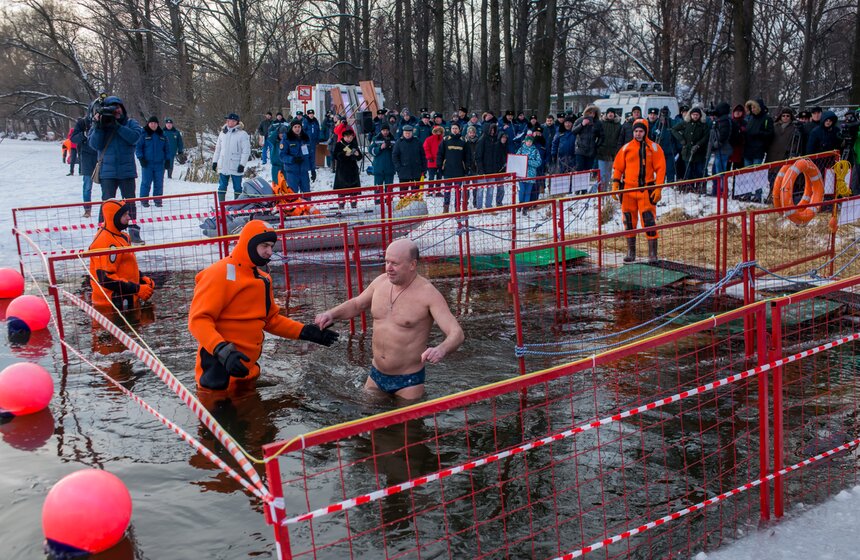 По словам экспертов, при отсутствии противопоказаний кратковременное погружение в ледяную воду (на 40-45 секунд) не несет никакой угрозы.для организма