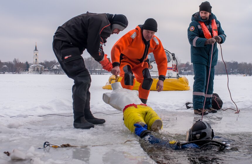 Во время учений спасатели также воспроизвели операцию по спасению провалившегося под лед
