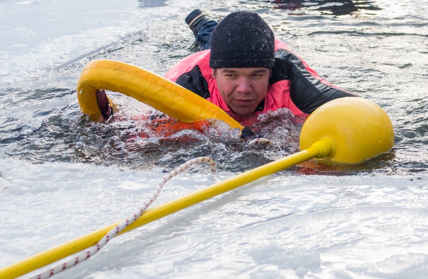 Кроме того, рядом с местами купаний спасатели развернут отдельные палатки для оказания экстренной медицинской помощи.
