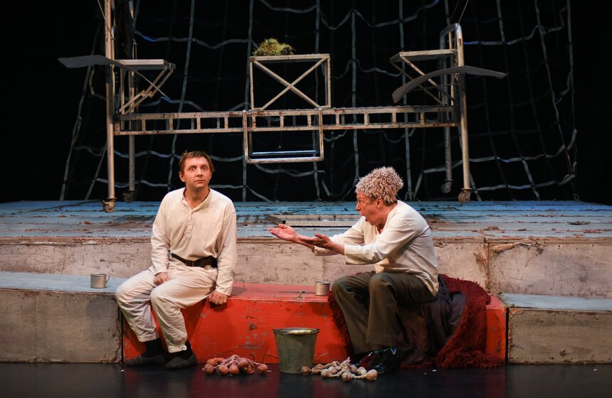 Название и сюжетная линия спектакля противоречат друг другу, потому как события происходящие на сцене переполнены энергией и чувствами