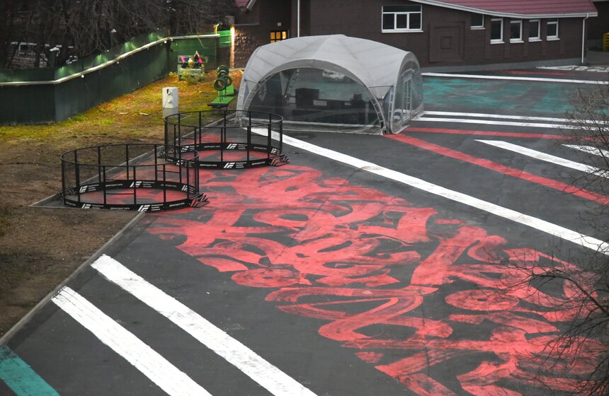 По обыкновению, в своих масштабных каллиграфити Покрас зашифровывает скрытые послания, которые публика должна разгадать – чего стоит только огромная инсталляция из панно на фасаде Третьяковки, где Покрас зашифровал 18 слов о Василии Верещагине. Арт-объект у "РЖД- Арены" не стал исключением, месседж работы – "У нас свой путь" – слоган "Локомотива"