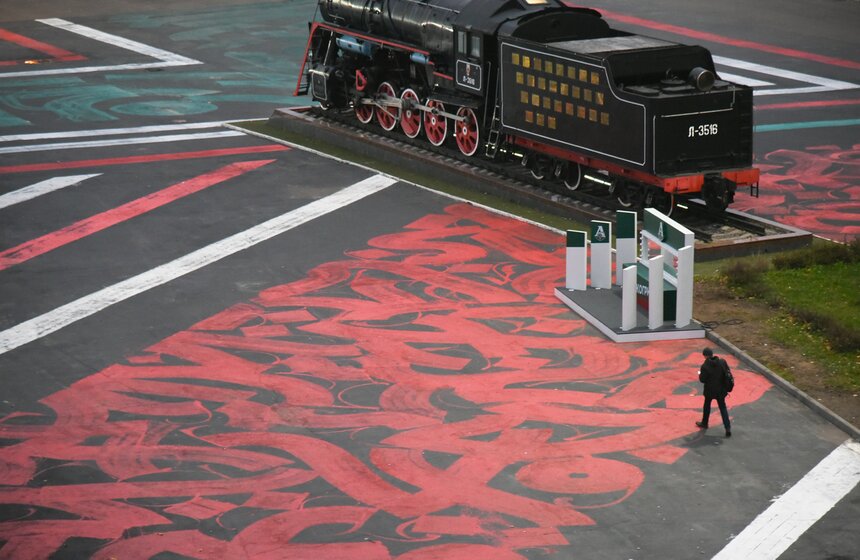 Рекордная каллиграфия Покраса Лампаса – первый яркий фрагмент будущего культурно-спортивного кластера. Весной 2019 года здесь появятся контейнерная улица, уличный кинотеатр, арт-объекты и малые архитектурные формы, а также открытые для всех спортивные площадки