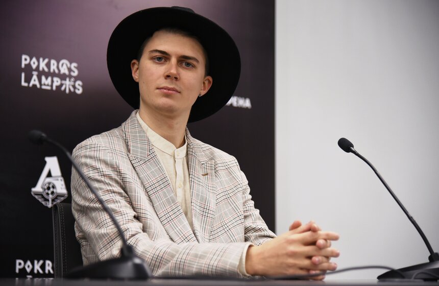 Покрас Лампас – самый яркий и продуктивный представитель современной каллиграфии – привык работать с большими формами. В 2015 году он расписал крышу московского завода "Красный Октябрь" – ее можно увидеть со спутника или на рельефе Google Maps