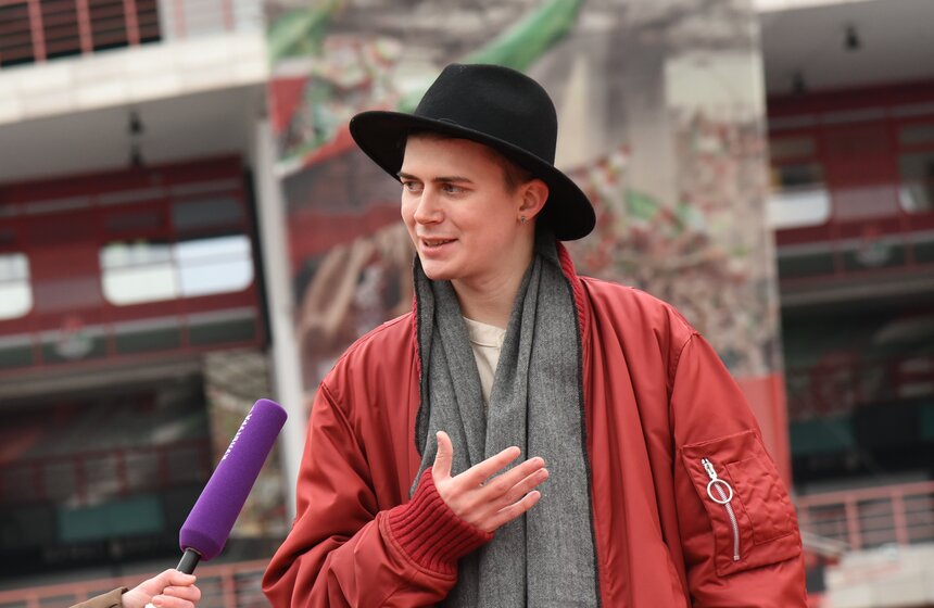 Новая работа Покраса Лампаса бьет поставленные им же рекорды. Расписанная площадь занимает более 11 тысяч квадратных метров – сегодня это самая большая каллиграфия в мире: на ее производство ушел месяц работы и больше 5 тысяч литров краски, предоставленной партнером проекта – компанией Remmers.<br /><br />По словам Покраса Лампаса, его новая работа объединяет спорт и искусство, поднимая такие темы, как преодоление собственных границ и движение к новым рекордам