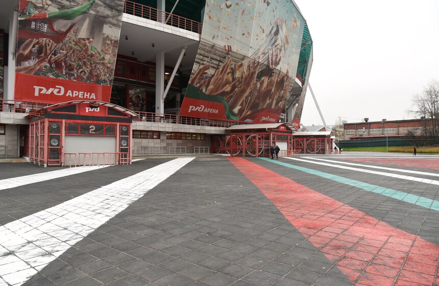 Рекорд установлен в рамках коллаборации с футбольным клубом "Локомотив" – художник расписал площадь перед "РЖД-Ареной" в красно-зеленые цвета. Площадь росписи – более 11 тысячи квадратных метров