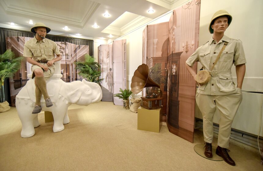 Проект "Путешествия как искусство" создал в Музее моды особую атмосферу знаменитых отелей, наполненную вещами и аксессуарами разных периодов