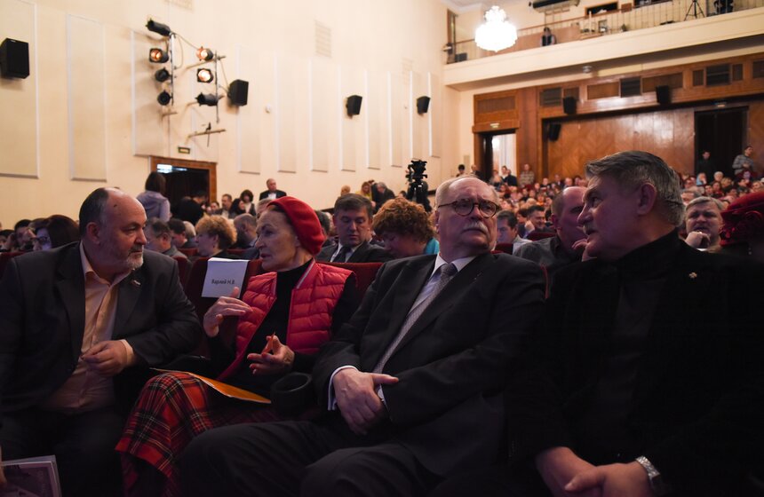 Торжественная церемония закрытия фестиваля "Белые журавли России" собрала аншлаг в Большом зале Центрального Дома литераторов