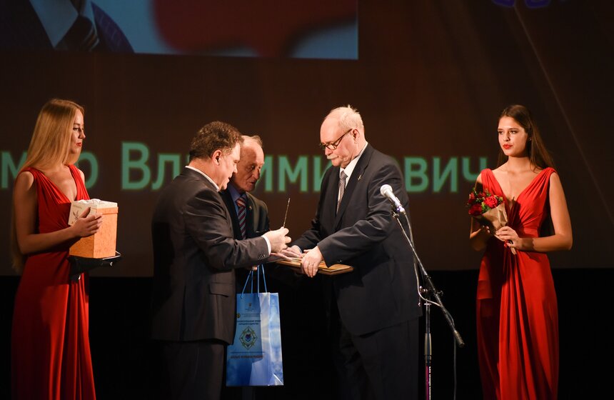 Режиссер Владимир Бортко получил награду в номинации "Наше лучшее кино"