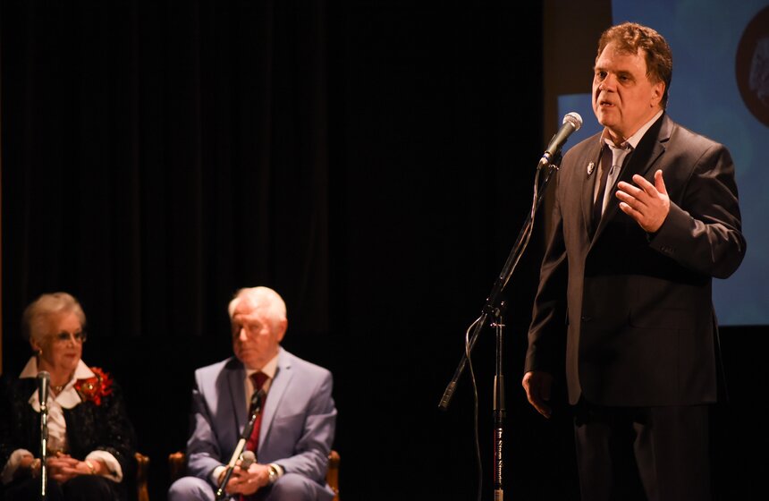 Сергей Соколкин – заслуженный работник культуры России, поэт, прозаик, переводчик и по совместительству председатель правления Просветительского Проекта и оргкомитета ежегодного Международного Фестиваля народного единства "Белые журавли России" открыл торжественную церемонию вступительным словом