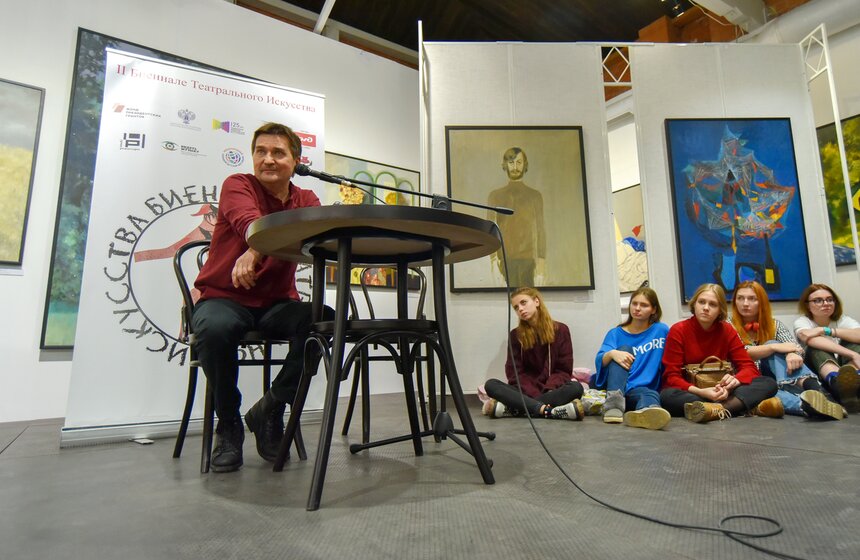 Изюминка беседы состояла в том, что гости могли занять любое удобное место для себя, даже на полу, что давало возможность спикеру и аудитории быть на одной волне