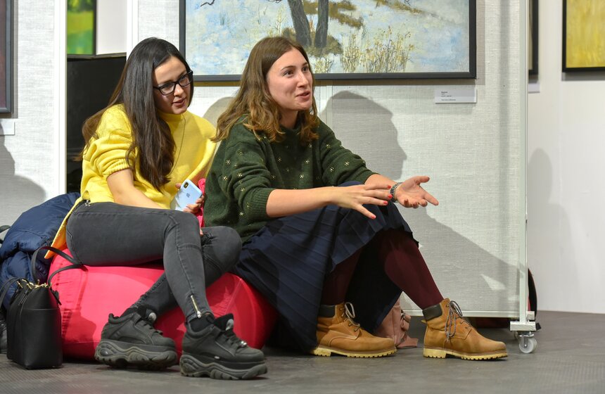 В некоторые моменты беседы аудитория пыталась даже спорить с режиссером Юрием Бутусовым, приводя весомые аргументы