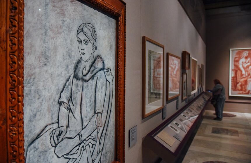 Выставка "Пикассо & Хохлова" построена таким образом, что каждый посетитель пропускает через себя всю ту любовь и заботу, которую дарил Пабло Пикассо своей первой жене