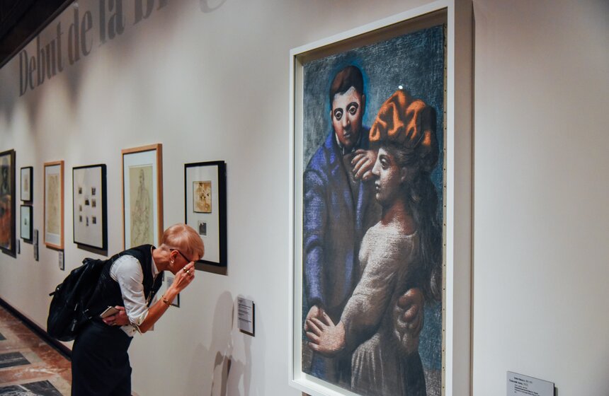 Большую часть экспозиции составляют: монументальные панно, предметы мебели, письма и открытки