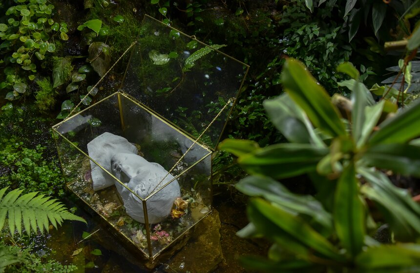 Скульпторы в сочетании с природой напоминают историю сказки "Спящая красавица"