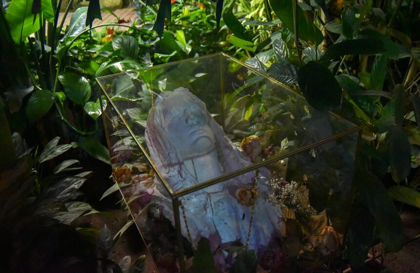 Выставка "Ускользающая красота" соединяет в единое целое скульптуры человеческих тел и природу