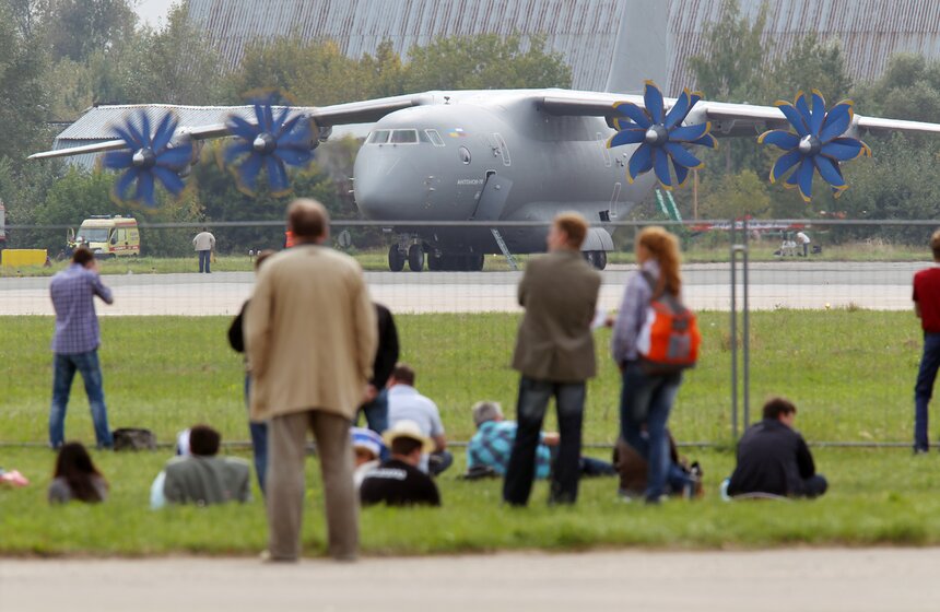 В Жуковском проходит международный авиационно-космический салон 13 фото