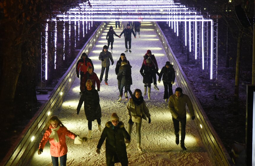 Площадь ледового поля с искусственным покрытием составляет около 18 тысяч квадратных метров