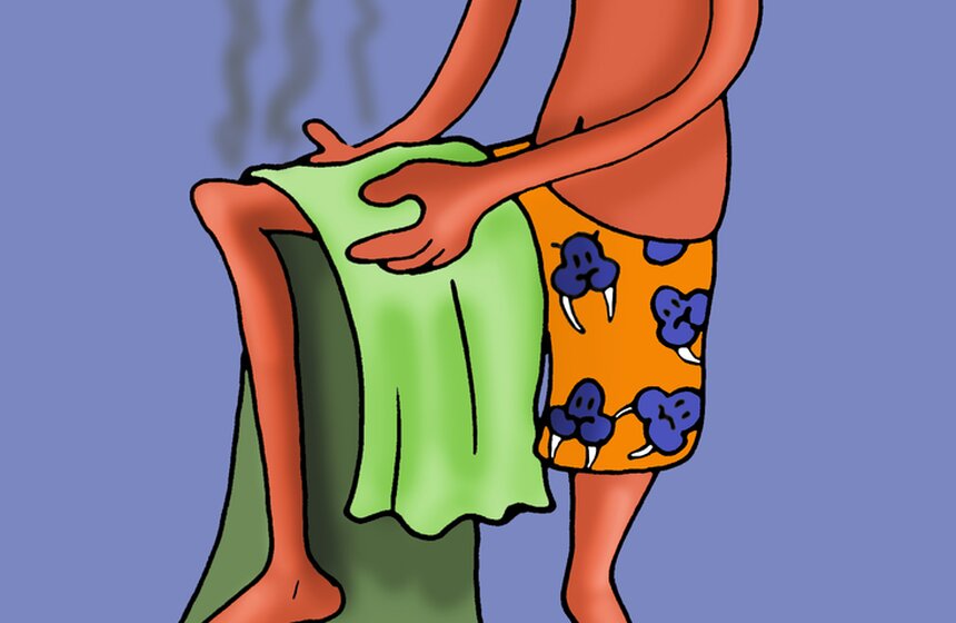 Обтирания также являются верным рецептом крепкого иммунитета. Они полезны всем, у кого кожа достаточно толстая, моржовая, без раздражения и прочего. Процедура заключается в энергичном растирании тела мокрым полотенцем. В течение двух минут трите шею, грудь и спину. Посмотритесь в зеркало. Покраснели? Нет? Плохо трете. Трите яростнее! До красноты и прилива тепла. Покраснели? Хорошо. Вытирайтесь сухим полотенцем. Далее оботрите бедра и ноги, чтобы обрести равномерный крабий окрас. Важно учитывать температуру воды, в которой вы смачиваете полотенце. Сначала она должна быть 33-34 градуса. Через каждые десять дней ее нужно понижать на пять градусов. На температуре 18-20 придется продержаться два-три месяца, а уж потом только – перейти на холодную воду, постепенно понижая градус на "пятачок".