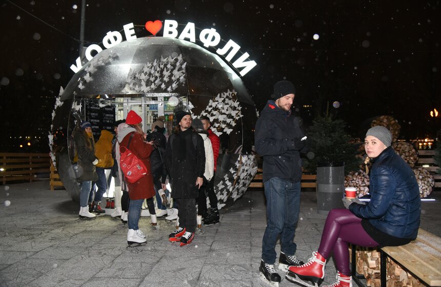 На территории катка можно немного перекусить и согреться вкусным кофе