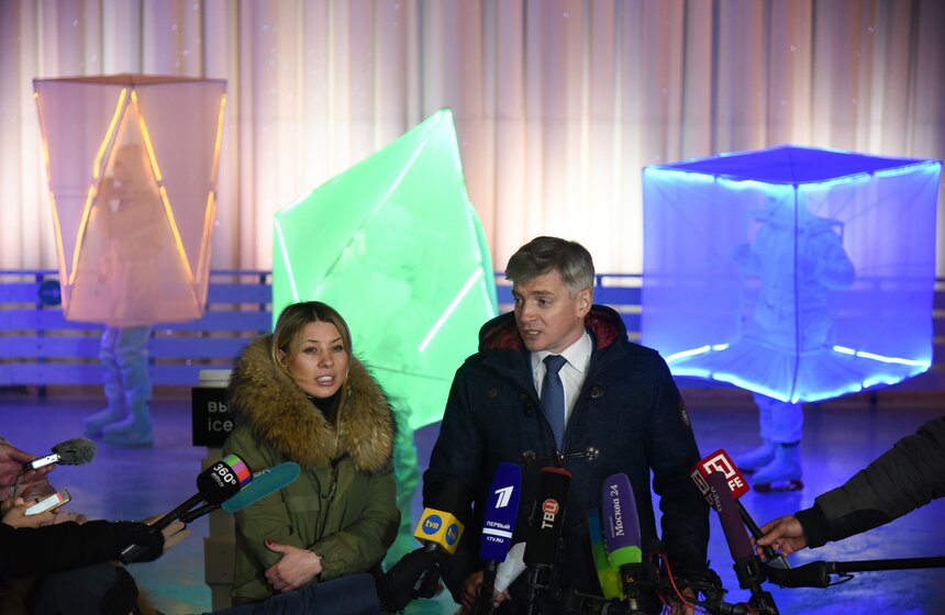 В церемонии открытия катка принял участие руководитель столичного департамента культуры Александр Кибовский